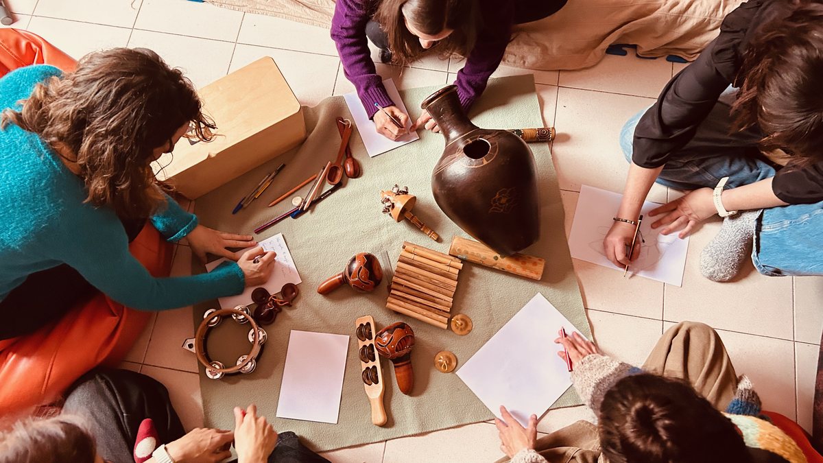 Vista cenital de personas escribiendo alrededor de instrumentos