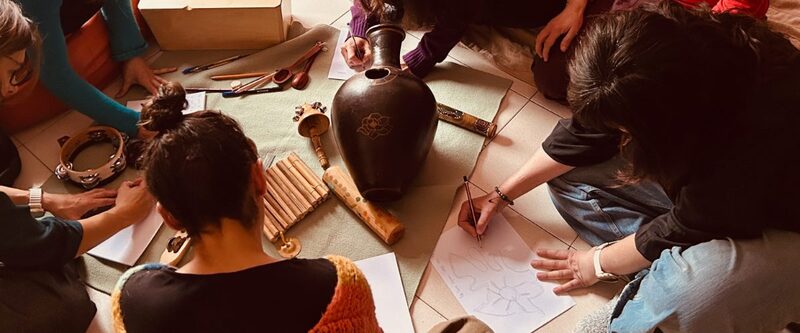 Instrumentos de percusión y cuerda dispuestos en el suelo