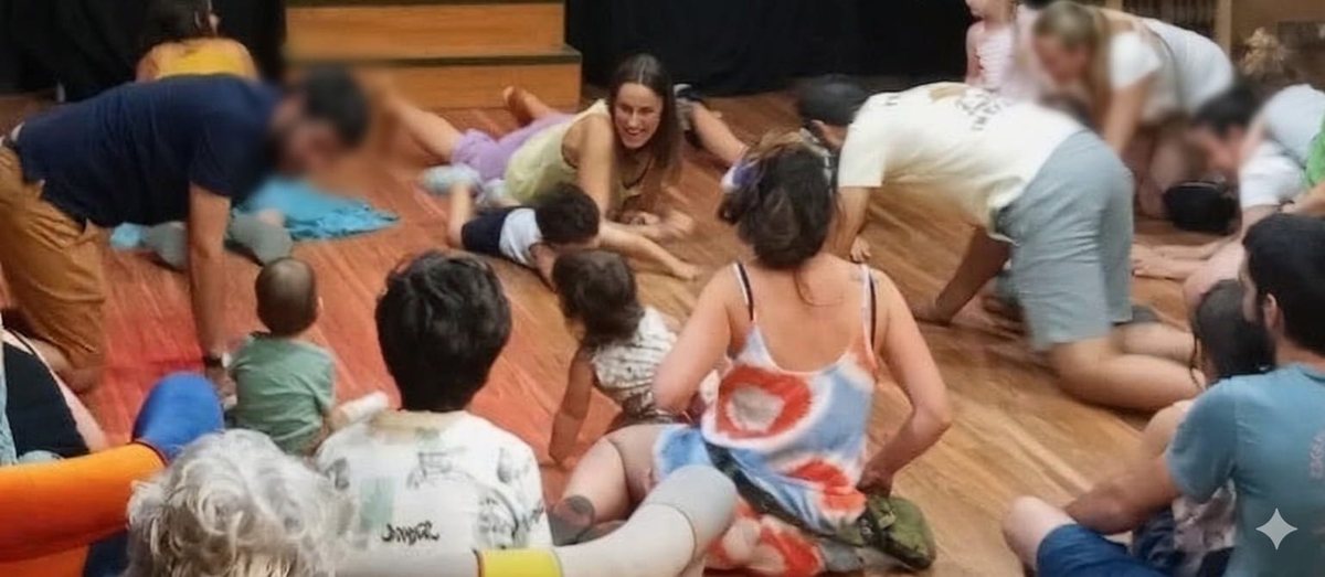 Sesión colectiva de música en familia con adultos y peques compartiendo el espacio