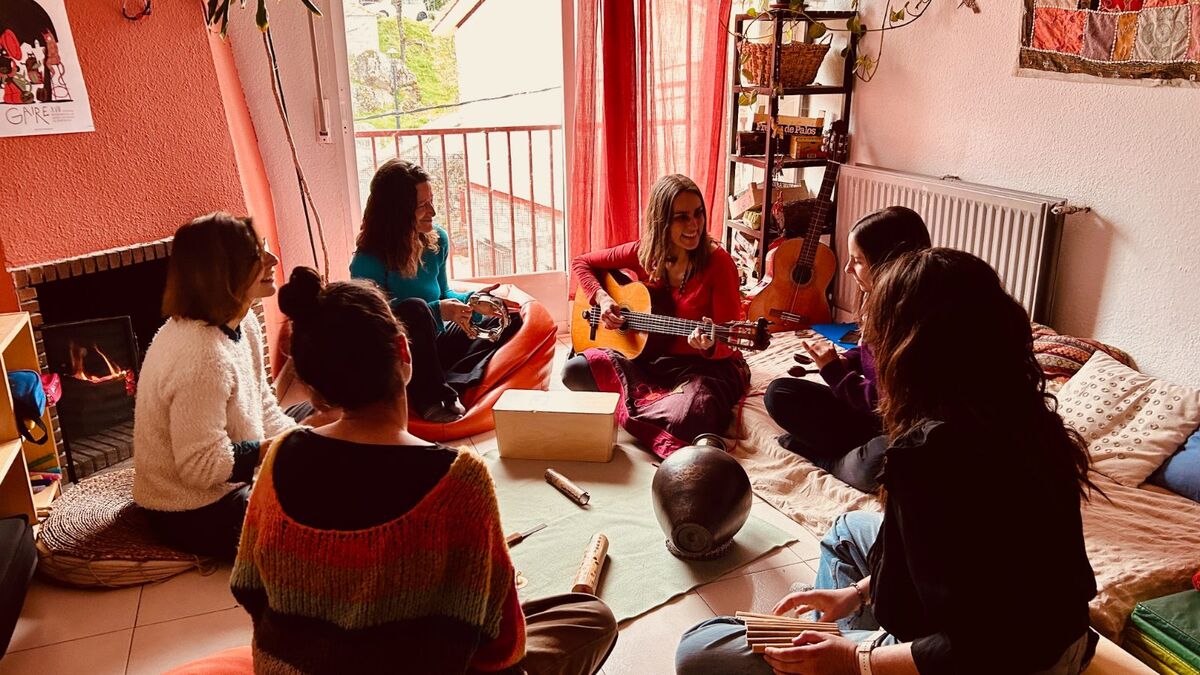 Sesión de musicoterapia grupal con instrumentos en un espacio cálido y doméstico